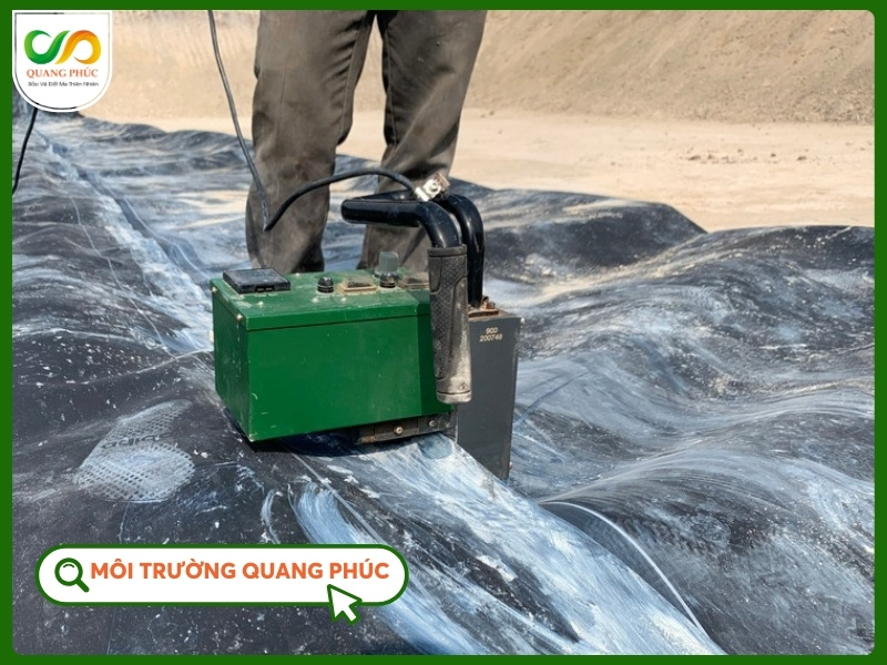 Công nhân thi công hàn màng chống thấm HDPE